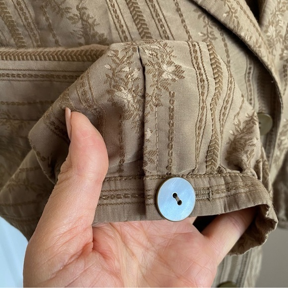 Small blazer Women’s, three-quarter inch‎ sleeve, cinch back textured tan fabric - Picture 9 of 17